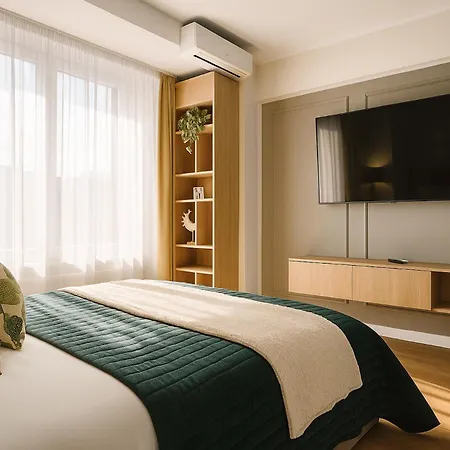 Qult - Urban Oasis Apartment Bucharest